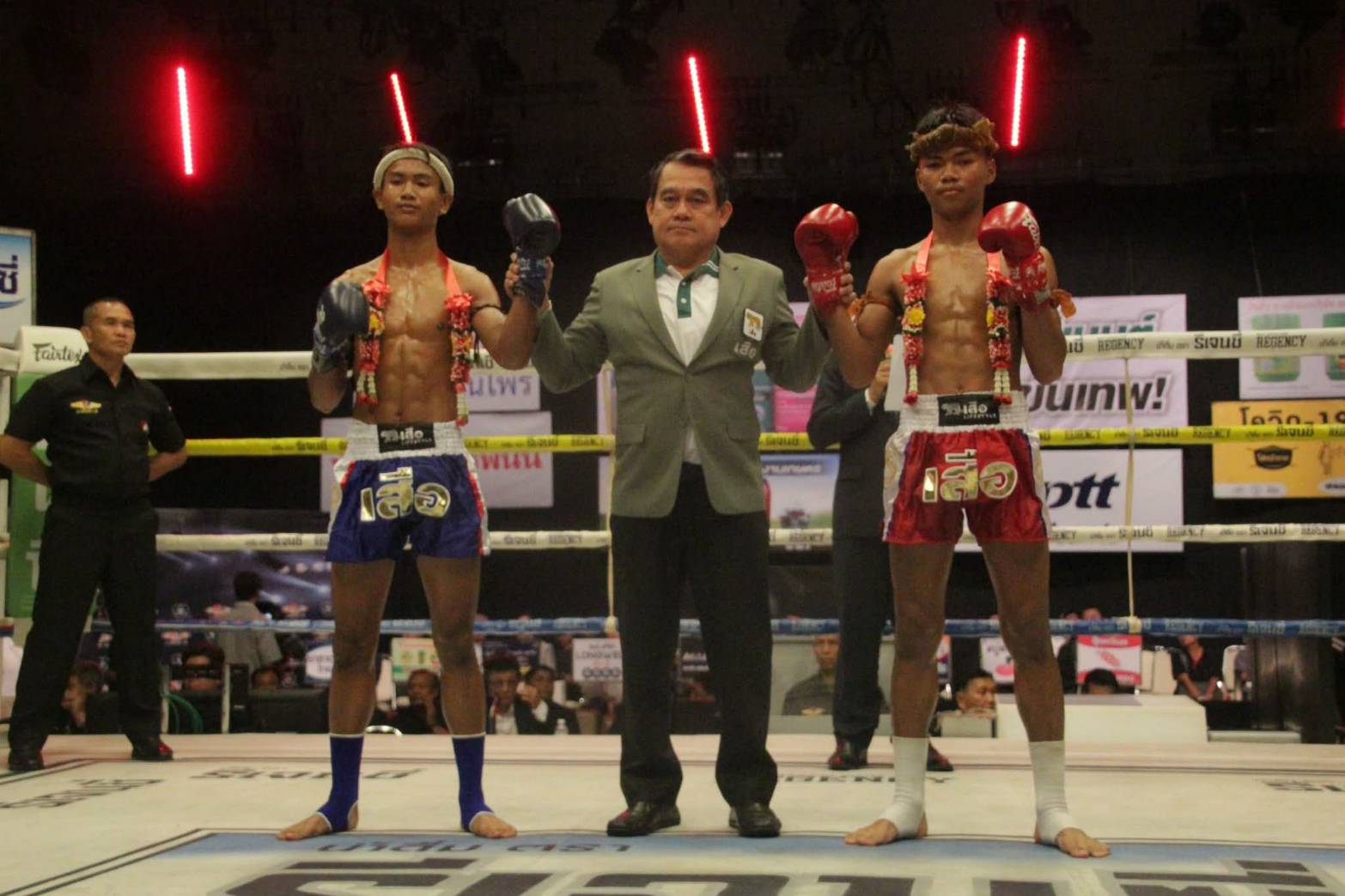 โชว์ฟอร์มเดือด! "ไทยแลนด์" บดชนะแต้ม "พรเพชร" เข้ารอบรองฯ ศึก "มวยรอบปูนเสือ