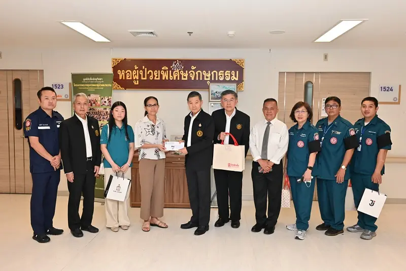 มูลนิธิป่อเต็กตึ๊ง นำกระเช้าเข้าเยี่ยม พร้อมมอบเงินปลอบขวัญให้กำลังใจแก่ทหาร