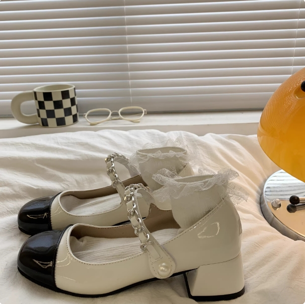 รูปภาพสินค้า 【Pre-Order】รองเท้าแฟชั่นขาวดำ