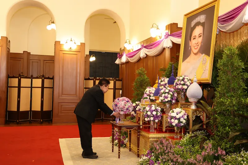 มูลนิธิป่อเต็กตึ๊ง ทูลเกล้าฯ ถวายแจกันดอกไม้และลงนามถวายพระพรชัยมงคลพระบรมราชินี