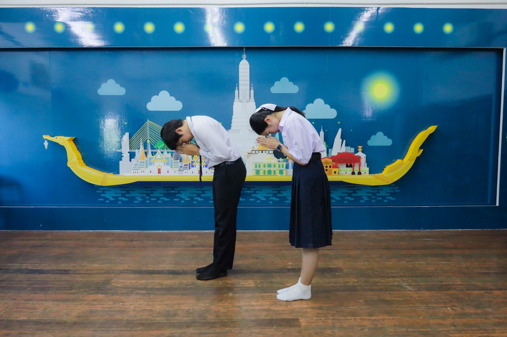 ภาพประกอบ: การไหว้ระดับที่ 2 (การไหว้ผู้มีพระคุณและผู้มีอาวุโส)
