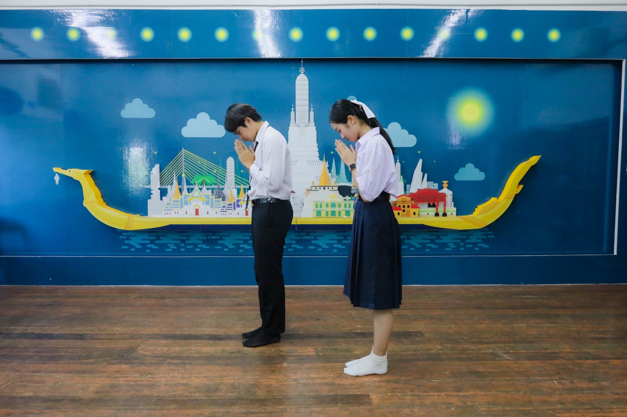 ภาพประกอบ: การไหว้ระดับที่ 3 (การไหว้บุคคลเสมอกัน)