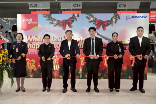 พิธีตัดริบบิน เที่ยวบิน Boeing 737 8 0