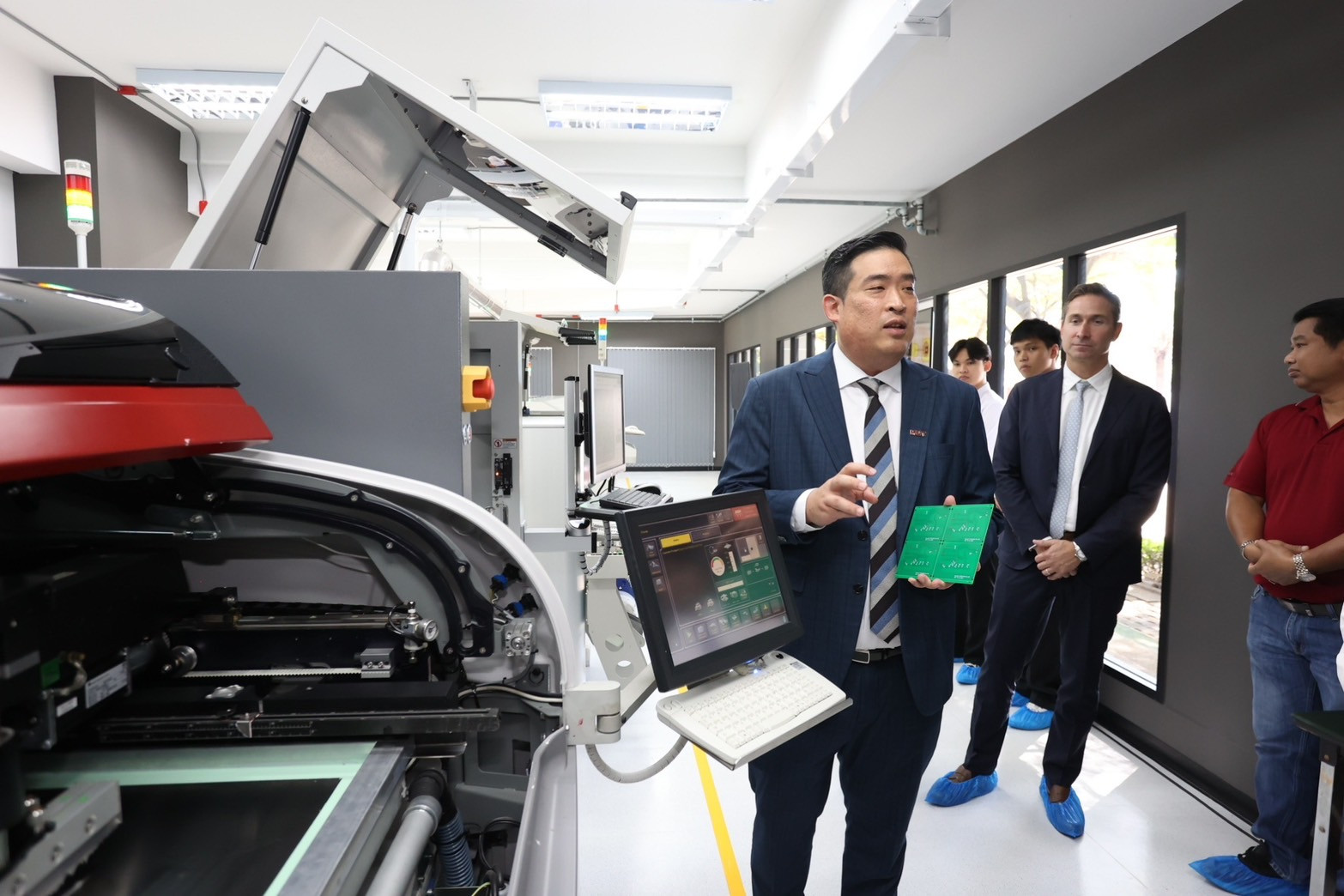 062C07F3 CBCE 40BC B4B9 5B1C1F297D9C