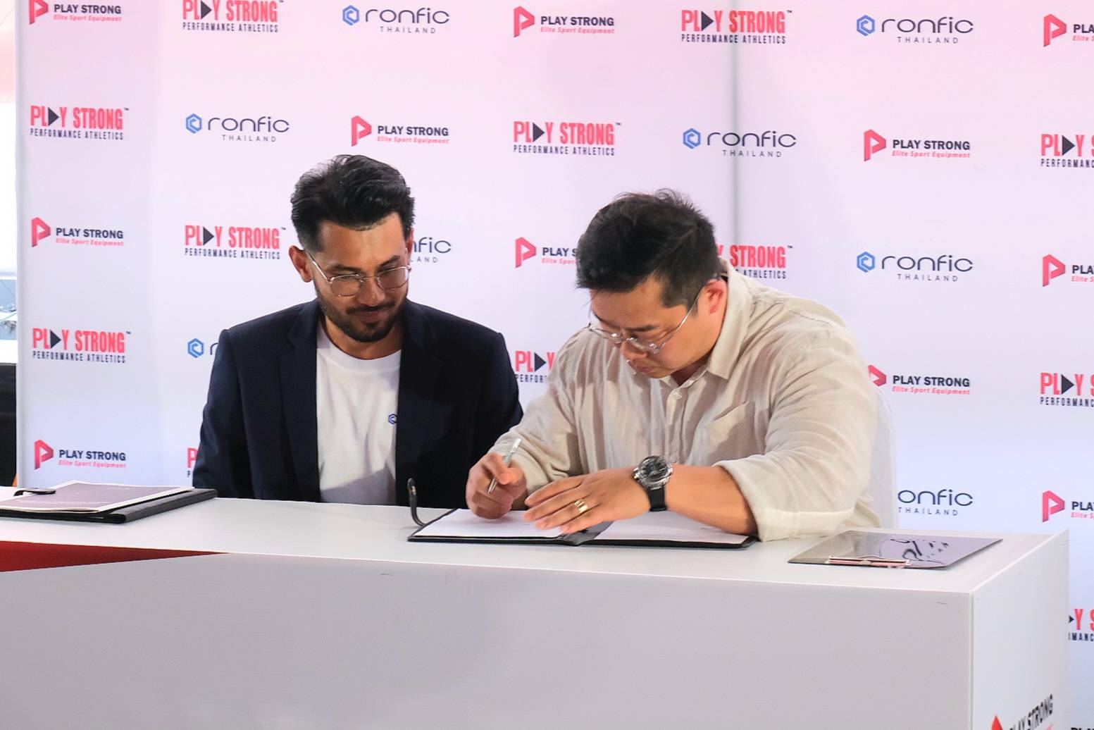 นายอาทิตย์ บุญมา (ซ้าย) และ Mr.Kyongnam Kim (ขวา)