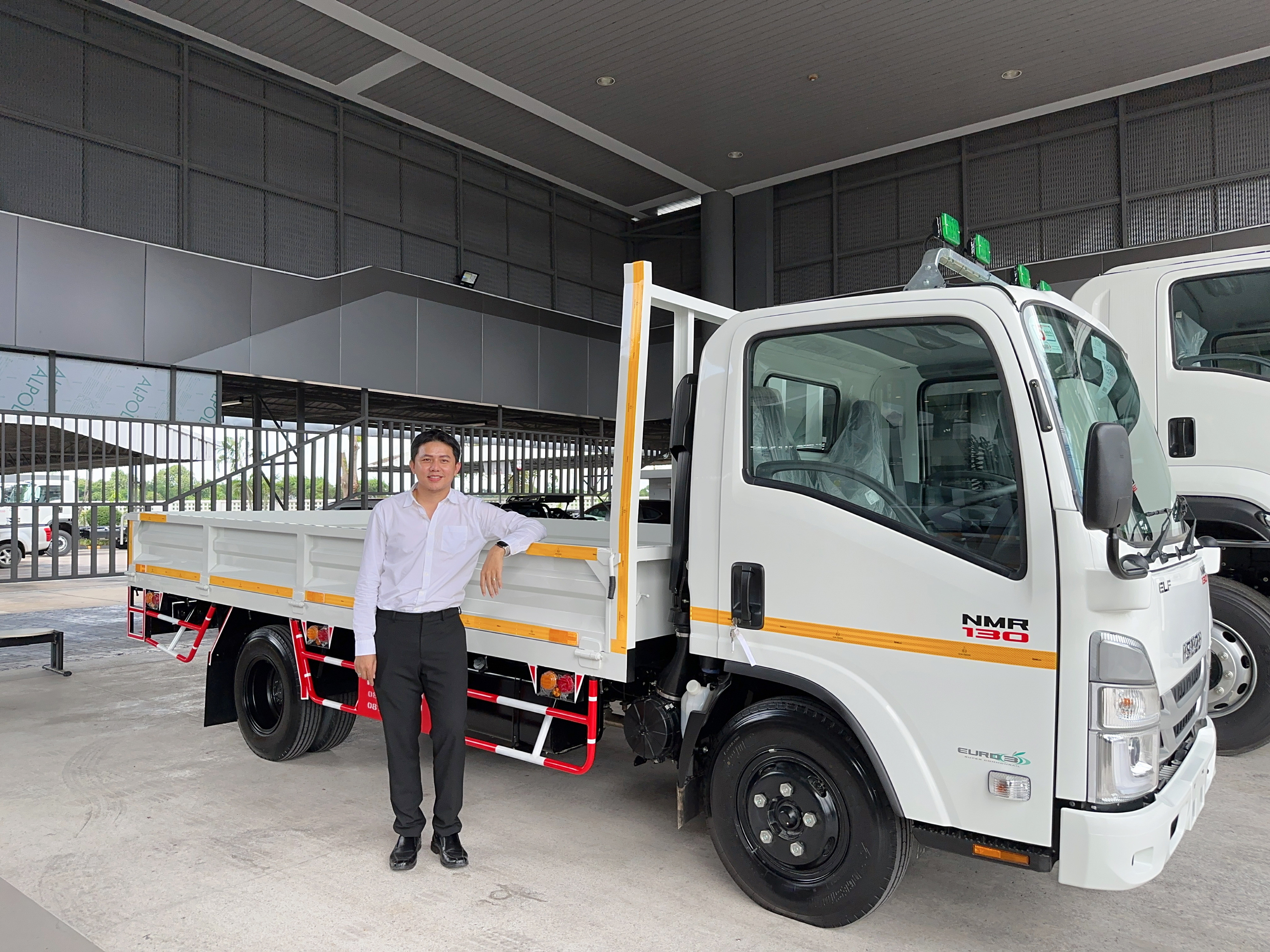 รถบรรทุก ISUZU จอดเทียบกัน