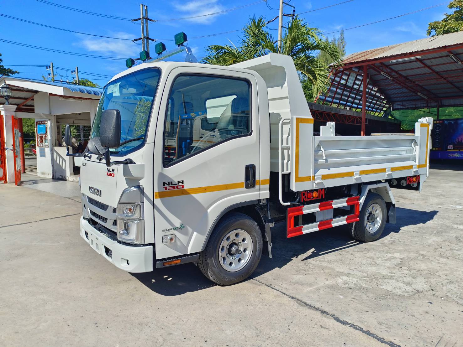 มุมมองด้านหลังของ Isuzu NLR Euro 5 ดัมพ์