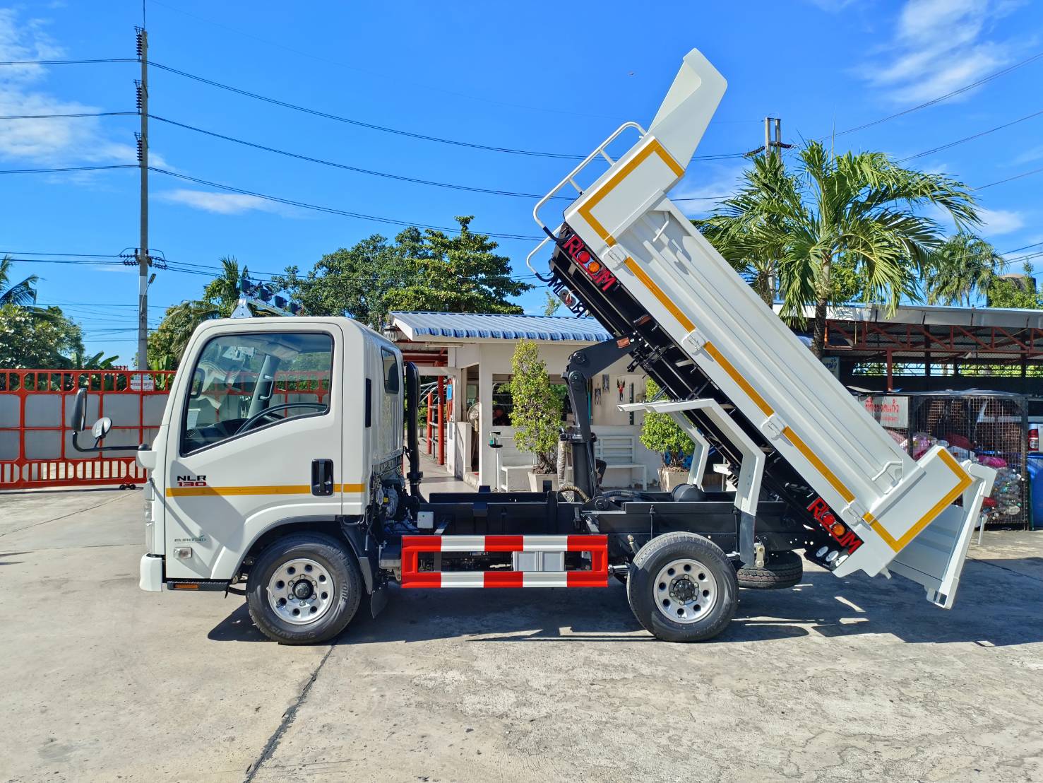 Isuzu NLR Euro 5 กำลังยกดัมพ์เทวัสดุ