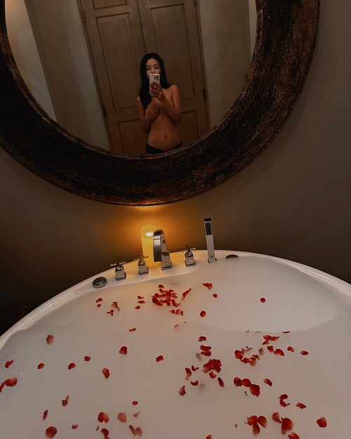 Photo by 𝗣𝗵𝗮𝗻𝘁𝗶𝗹𝗮 𝗙𝗼𝗼𝗸𝗹𝗶𝗻 on May 25, 2024. May be an image of 1 person, bathtub, candle, shower and