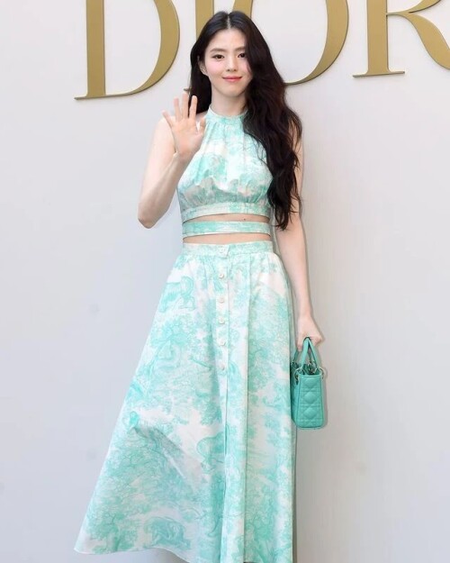 Photo by 한소희 on May 30, 2024. May be an image of 1 person, dress and text that says 'DOVr D DI'.