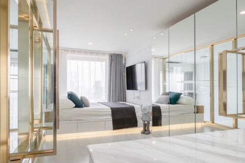 Photo by Golf Pichaya [GPCY]👽 on June 23, 2024. May be an image of bed, lighting, mirror, indoors, b