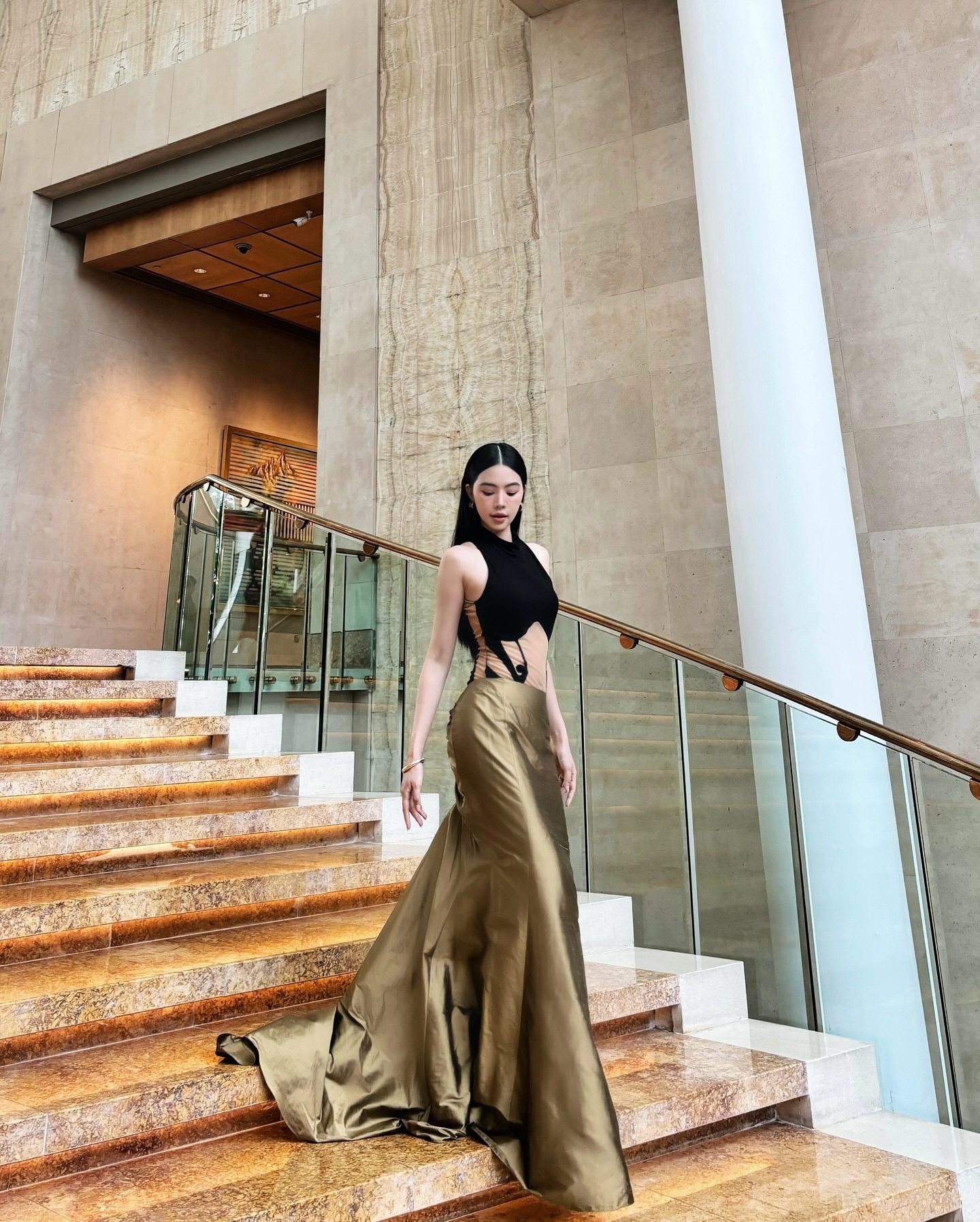 Photo by Jolie Nguyen โจลี่ เหงียน on October 18, 2024. อาจเป็นรูปภาพของ 1 คน และ ชุดออกงาน.