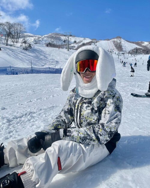 Photo-by-Thiti-Mahayotaruk-on-February-19-2024.-May-be-an-image-of-2-people-people-snowboarding-glasses-ski-snowsuit-face-mask-people-skiing-and-snow..md.jpeg