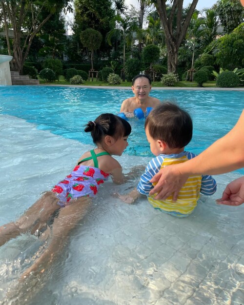 Photo-shared-by-Paetongtarn-Shinawatra-on-April-07-2024-tagging-porpidok.-May-be-an-image-of-3-people-baby-people-swimming-and-pool..md.jpeg