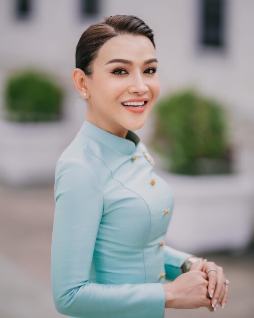 Photo-shared-by-ToKTaK-Nathaorn-Noppakor-on-March-11-2024-tagging-wyn_pongsakorn-and-tann_dentalclinic.-May-be-an-image-of-1-person-makeup-and-hair..md.jpeg