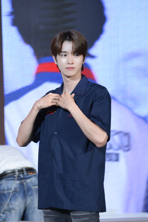 SUNGCHAN--3--Shopee-x-RIIZE-ODYSSEY-SWEET-CAFE--FANSIGN-EVENT.jpg