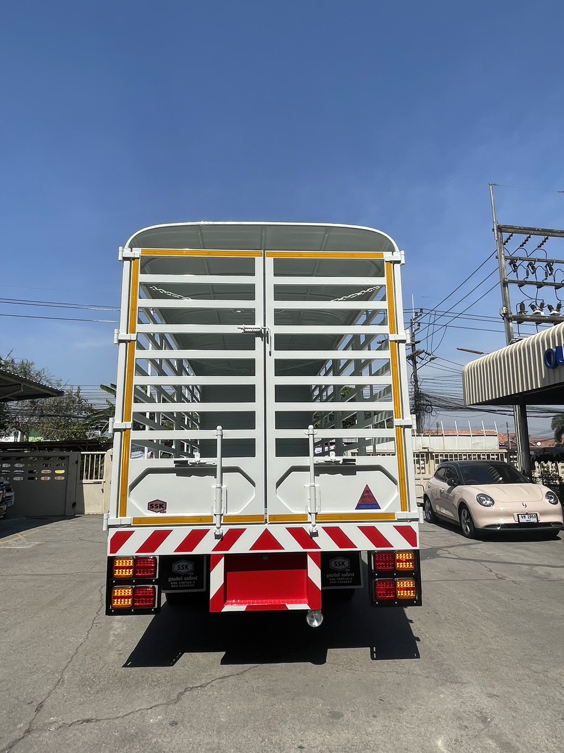 มุมมองด้านหลังของรถบรรทุก Isuzu FRR พร้อมกระบะคอก