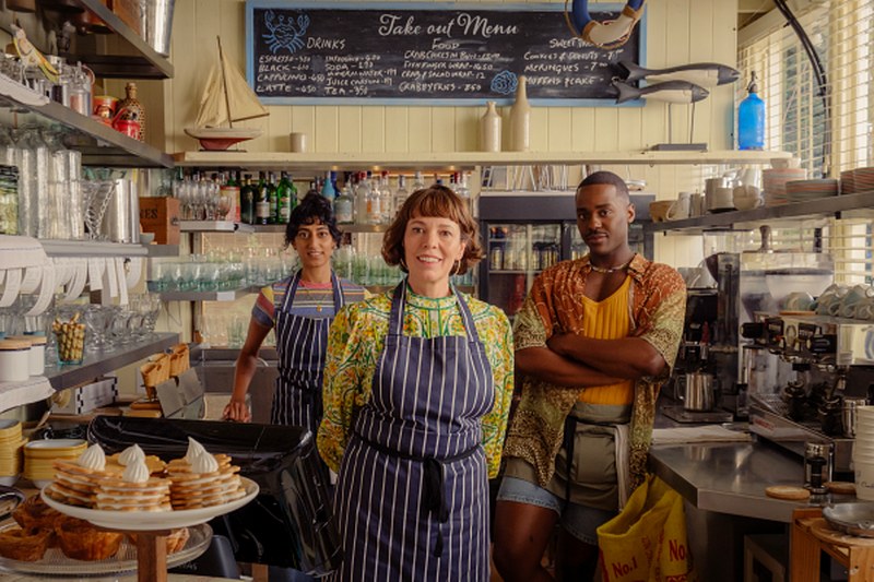 A group of people standing in a restaurant

AI-generated content may be incorrect.
