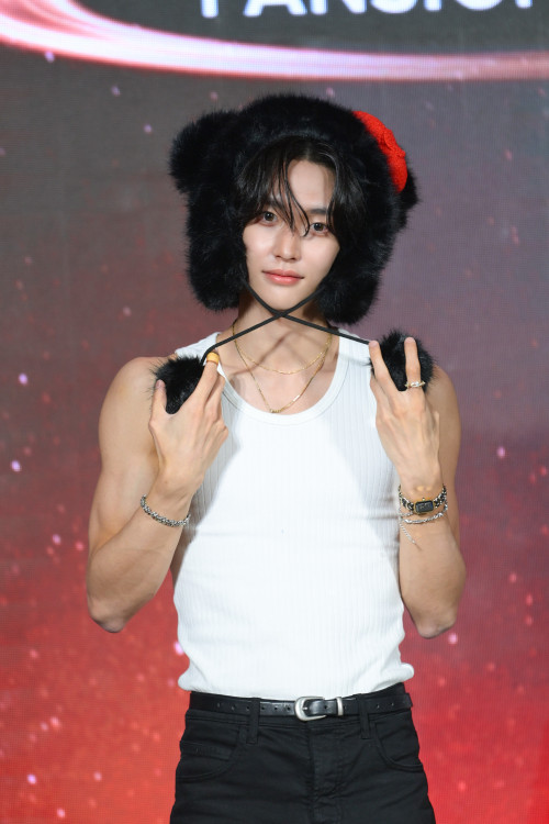 WONBIN--3--Shopee-x-RIIZE-ODYSSEY-SWEET-CAFE--FANSIGN-EVENT.jpg