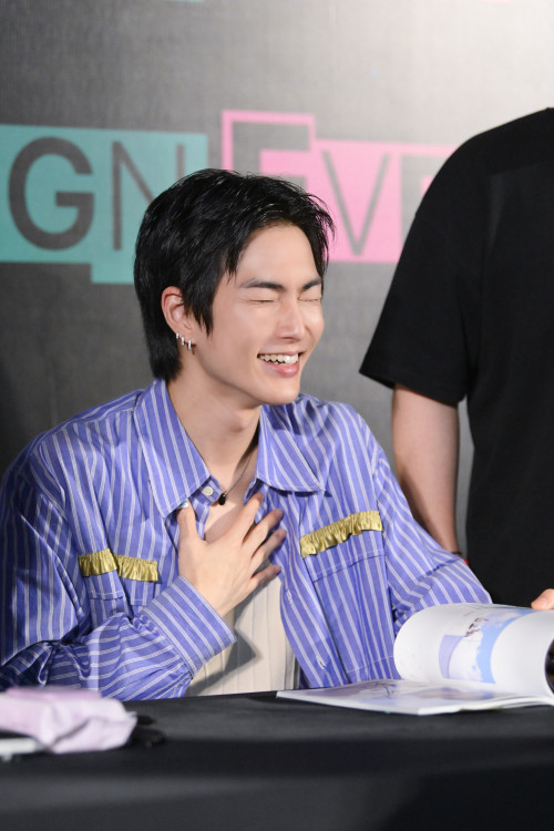 XngHan--11--Lazada-x-XngHan-BD--FANSIGN-EVENT.jpg