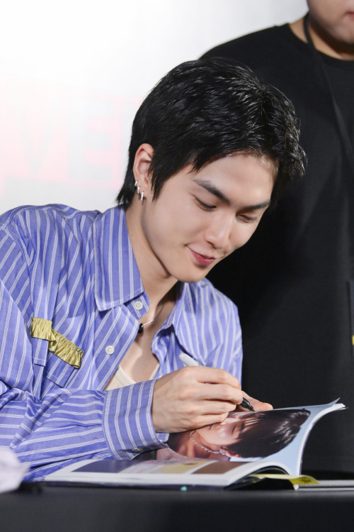 XngHan--7--Lazada-x-XngHan-BD--FANSIGN-EVENT.jpg