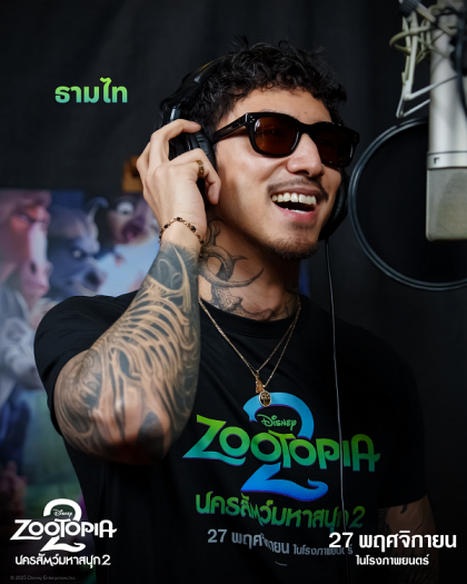 A person singing into a microphone
AI-generated content may be incorrect.