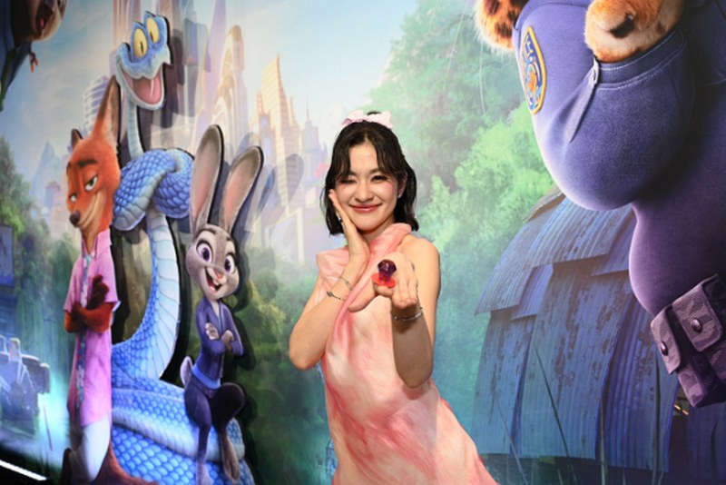 A person posing for a picture

AI-generated content may be incorrect.