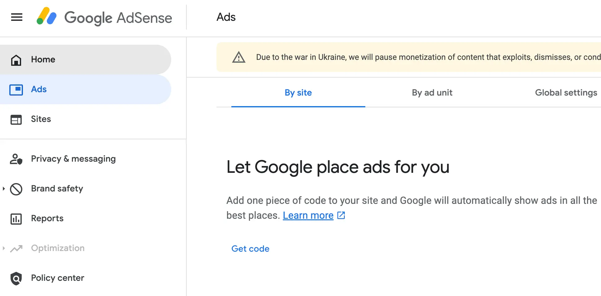 เลือก Ads > By site เพื่อกำหนดวิธีแสดง Google Ads บนเว็บไซต์