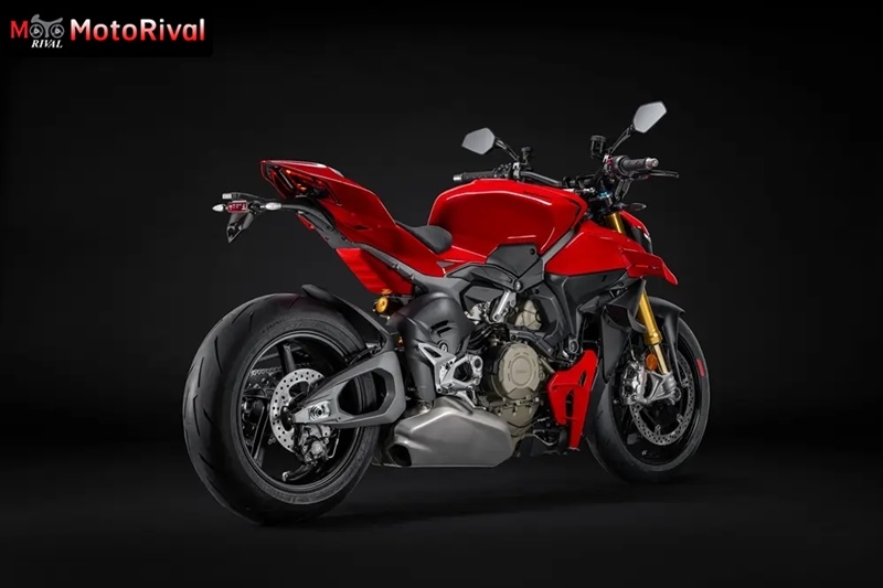 ducati streetfighter v4 s vs triumph speed triple 1200 rs 003