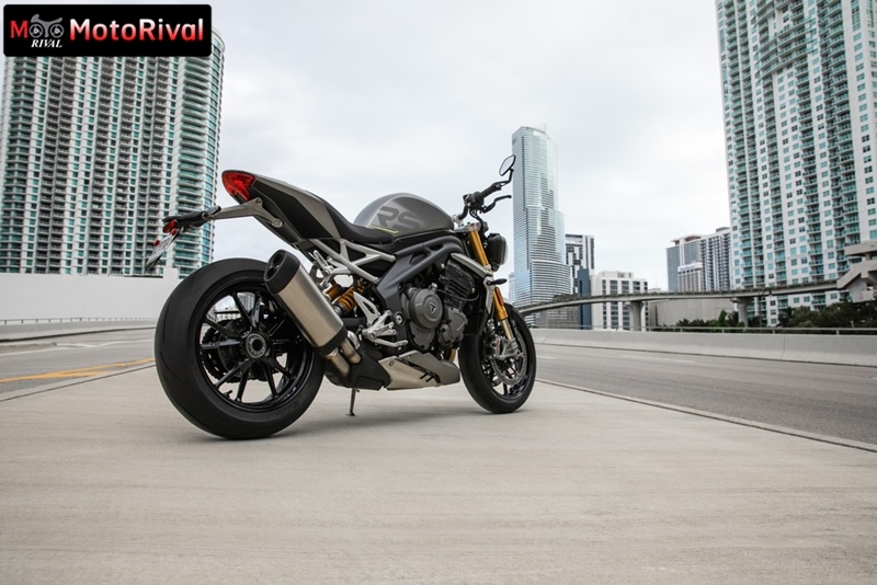 ducati streetfighter v4 s vs triumph speed triple 1200 rs 006