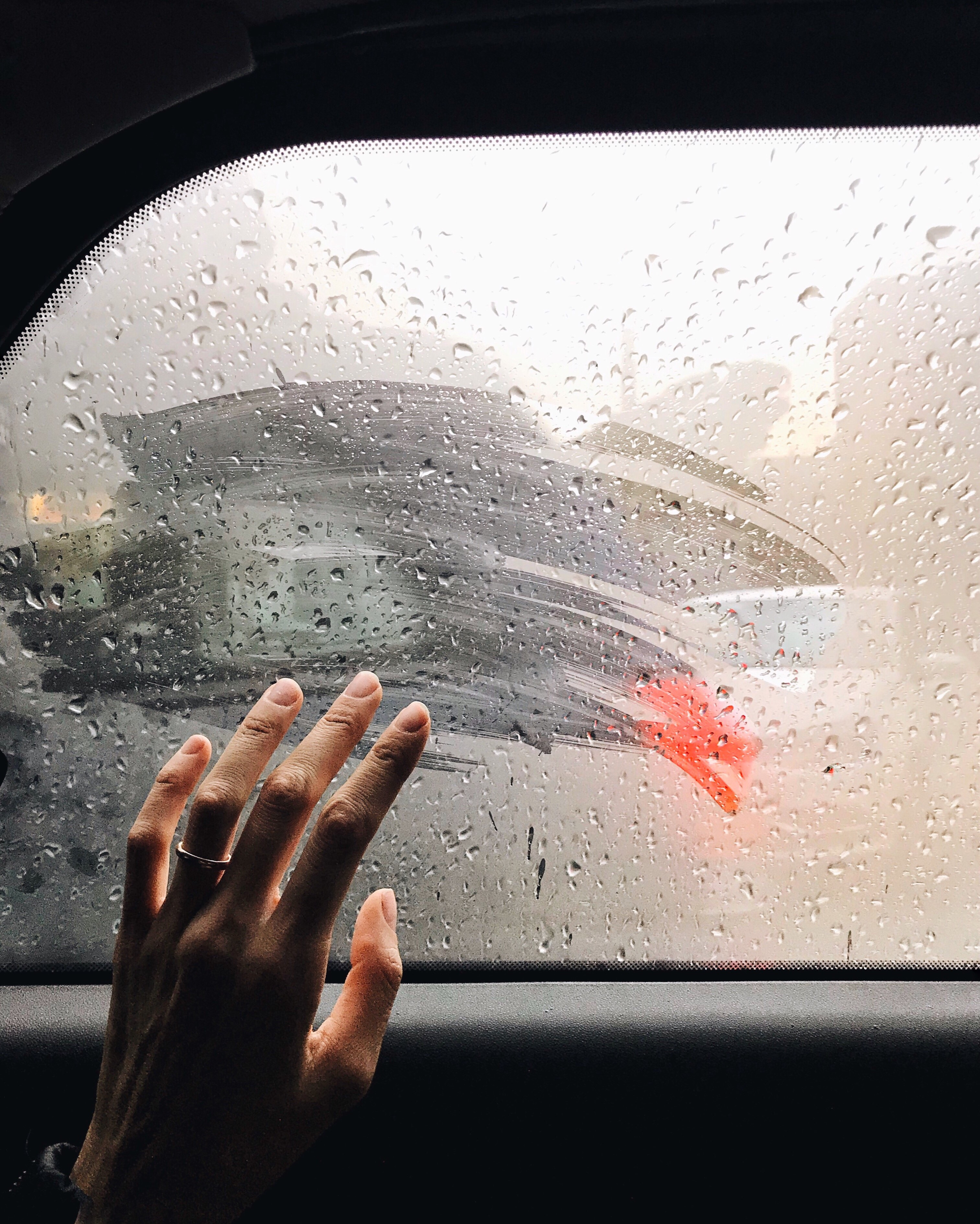 ระวังถนนลื่น-เบรกไม่อยู่-อันตรายที่มาพร้อมฝนตก