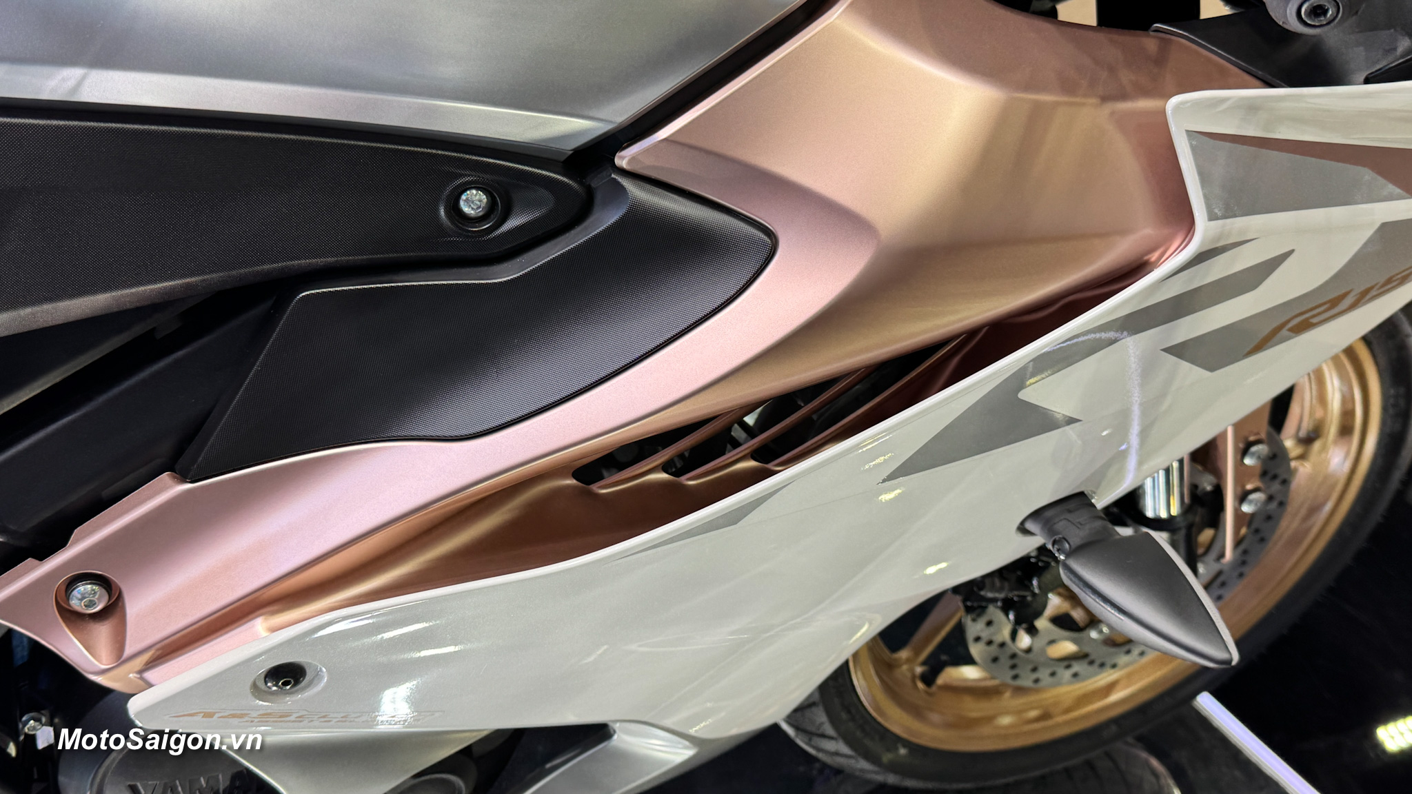 yamaha r15 v4 2025 gold rose danh gia xe motosaigon 04